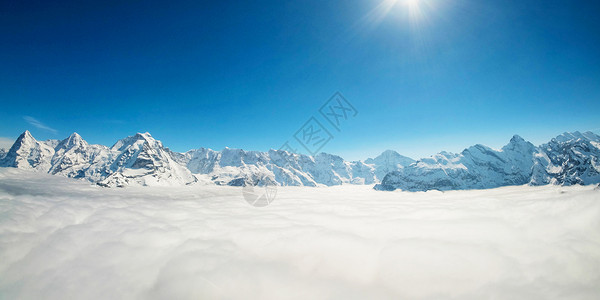 幕阜山来自P的瑞士天际天空线上的 雪幕 季节 蓝色的背景