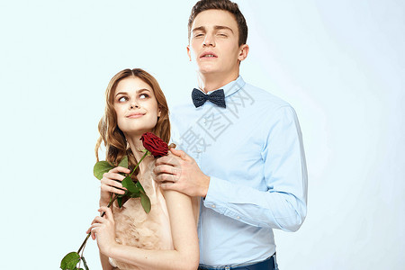 年轻情侣拥抱浪漫 约会生活方式 关系关系淡淡背景红玫瑰 幸福 女朋友背景图片