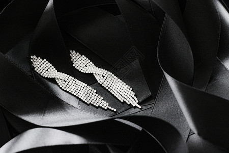 作为背景 珠宝和时装品牌的黑丝丝带上的豪华钻石耳环 假期 首饰图片