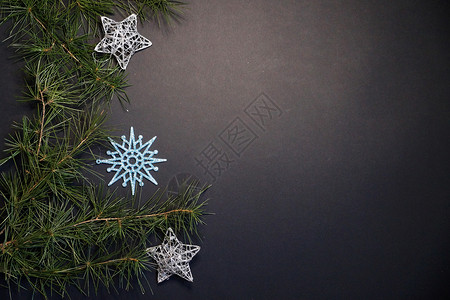 黑底雪花素材新年黑底黑本 复制空间 和圣诞树装饰品 在新年的黑色背景上 雪花 蓝色的背景