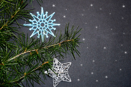 黑底雪花素材新年黑底黑本 复制空间 和圣诞树装饰品 在新年的黑色背景上 庆典 枝条背景