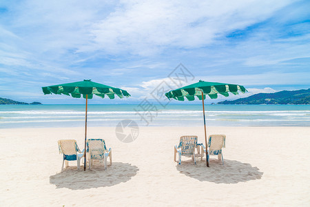 沙滩上还有主席和伞 海浪 雨伞 海洋 清除 普吉岛 假期背景图片