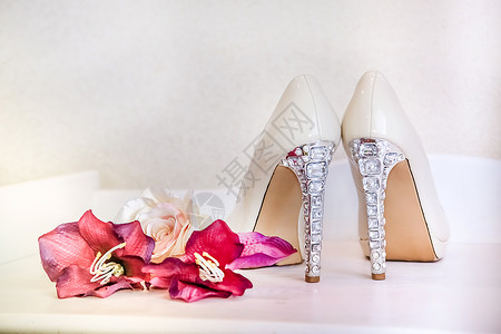 穿着高跟鞋的婚礼鞋 装饰着石头 站在镜面桌子上背景图片