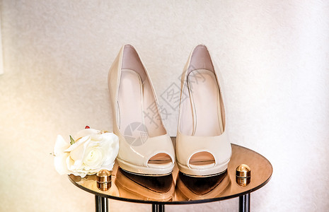 穿着高跟鞋的婚礼鞋在镜子桌上 假期 魅力背景图片