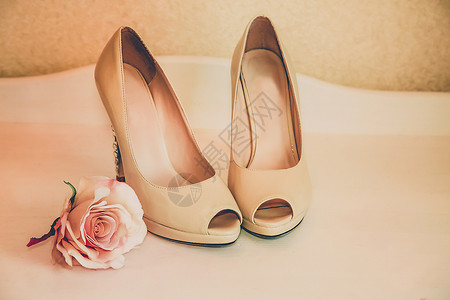 在梳妆台上站着 穿着衣服的西装 鞋 漂亮的鞋子 钻石背景图片