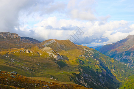伦德尔秋天奥地利美丽的山峰景象 在秋天背景