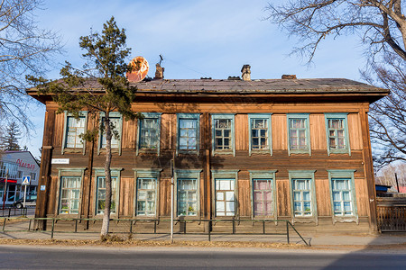 波尔沃俄罗斯市街中间两层旧木制房屋 位于俄罗斯市区街道中央 省城 古老的街道背景