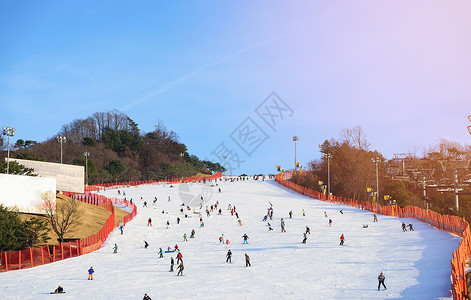 韩国滑雪冬季流行滑雪运动 旅行 电缆 冬天 运输 天线 自然背景