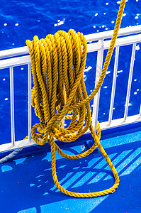 船栏杆黄纹绳子在一条轮船的栏杆上铺设 绳索 水手们 地中海背景