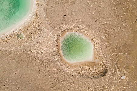 新疆维吾尔自治区第一大盐水湖中国青海的盐湖 自然风景环绕中国青海 大柴旦背景