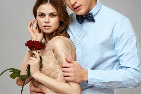 年轻情侣拥抱浪漫 约会生活方式 关系关系淡淡背景红玫瑰 美丽 快乐的背景图片