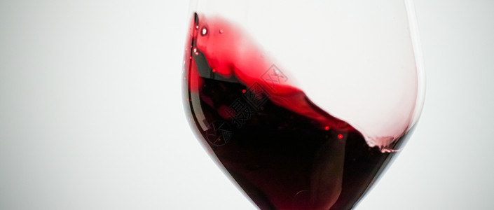 一杯红酒 在豪华节假日品酒节上倒酒 液体 闻图片