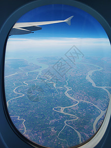 从飞机窗口到地面的视图 从天空向下方看风景 美丽的 窗户图片