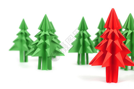 折纸圣诞树 冷杉 艺术 工艺 手工制作的 快乐的 绿色的 新年 白色的背景图片