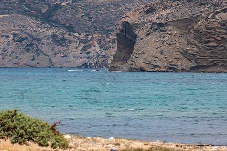 岩石形成岩层 冲入海面 蓝色的水 蓝色的 美丽的 夏天 海滩背景图片