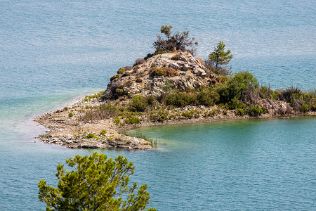 乌拉盖湖小岛屿岩石和加多乌拉水域绿树的小岛屿背景