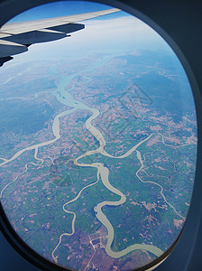 从飞机窗口到地面的视图 从天空向下方看风景 蓝色的 高的图片