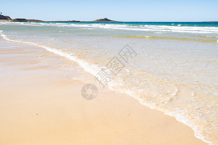 Britt的“Sables d'or les pins”镇的大沙滩 海 地平线背景