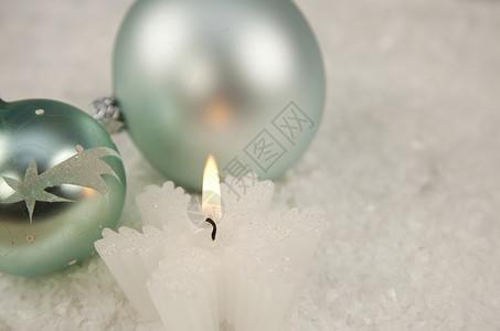 白色的圣诞闪光装饰 有烛光和 雪 季节性的 玩具背景图片