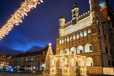 文艺复兴市政厅和圣诞节装饰品的外表背景图片