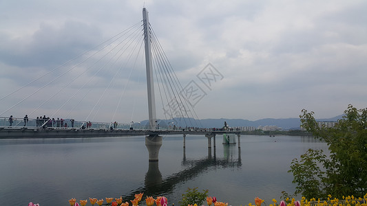 程阳桥在春川市的索阳湖上漫步 天空的景色很美 花背景