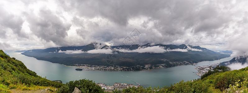 Gastinoau海峡 Juneau港以及阿拉斯加Roberts山顶云层覆盖的山脉全景图景图片