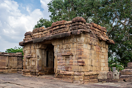 印度卡纳塔克 Karnataka 巴塔达卡尔古石碑寺庙纪念碑 和谐 宗教背景图片