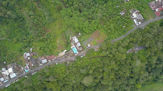 汉达拉巴厘岛绿地貌 无人驾驶飞机对巴厘岛北部道路和树木的最高视线 不厌 花园背景