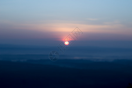 太阳和山丘的日光照月风 晚上 天上的云 草地 山脉背景图片