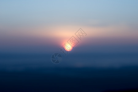 太阳和山丘的日光照月风 云 环境 日出 天空背景图片