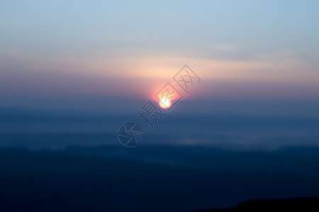 太阳和山丘的日光照月风 天空 爬坡道 户外 泰国 薄雾背景图片