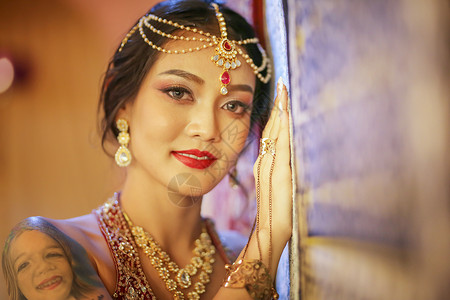 年轻的印度亚洲美丽的印度女孩的画像 身穿纱丽和昆丹珠宝的年轻印度女模特 印度传统服装 东方或阿拉伯文化 漂亮的 快乐的背景