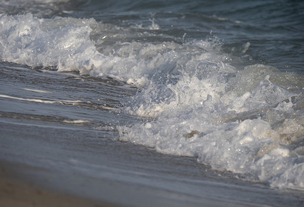 蓝色海面上的波浪沙滩 宁静 海滩 太阳 晴天 海浪图片