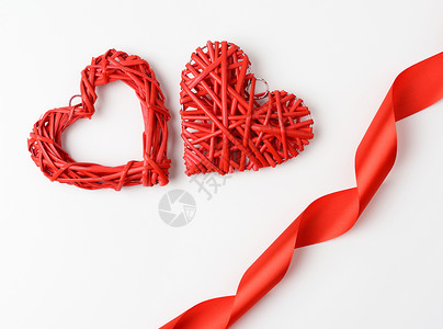 白色背景上的红心和扭曲的丝绸丝带 浪漫 红色的背景图片