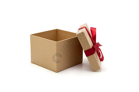 礼品盒打开盖子在白色背景上与浪漫隔离 圣诞节或情人节礼物 带祝贺的包装 包装纸 装饰用弹簧 复制空间 假日概念 木板 婚礼背景