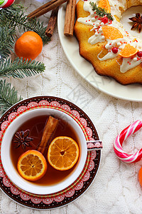 新年的甜点加一杯茶 配着橘子切片和棒棒棒糖高清图片