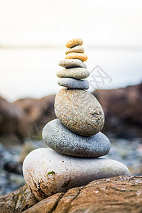 平衡 放松和健康 外边的岩礁 模糊背景中的海洋 石人 岩石图片