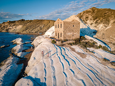 海边石屋在西西里意大利的白沙滩 白色悬崖上的废弃石屋旧废墟 塔 天空背景