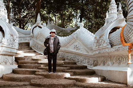 老年老年妇女旅行到亚洲寺庙旅游 老年人休闲生活习惯 年长 闲暇 古老的图片