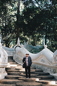 老年老年妇女旅行到亚洲寺庙旅游 老年人休闲生活习惯 年长 长老 建筑学图片