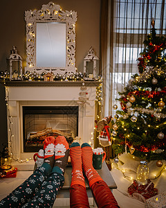 对脚杯圣诞节期间 壁炉旁的圣诞树和壁炉 圣诞袜和热巧克力杯 十二月 蜡烛背景