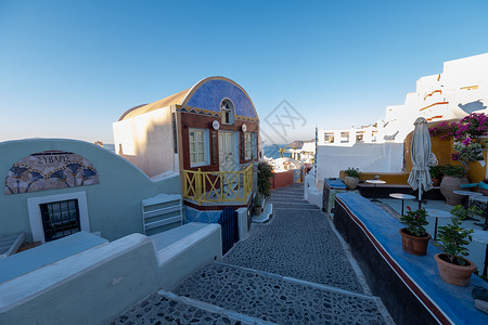 2020年8月希腊圣托里尼 Oia街道与咖啡馆和餐馆的清晨 镇 建筑背景图片