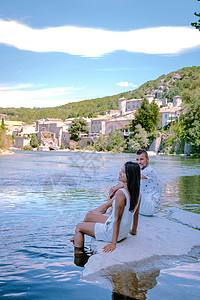 法国Ardeche的Vogue村见法国Ardeche的度假夫妇 欧罗巴 历史性背景图片