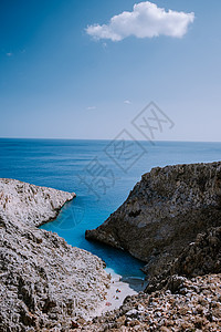 清潭希腊克里特岛海滩 在希腊克里特岛的蓝色海洋旁有巨大的悬崖 希腊克里特岛的海滩 放松 风景背景