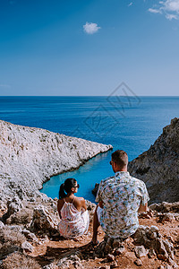 清潭希腊克里特岛海滩 在希腊克里特岛的蓝色海洋旁有巨大的悬崖 希腊克里特岛的海滩 泻湖 太阳背景