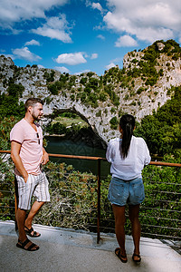 法国 Ardeche 法国河边海滩上的情侣 法国 Ardeche 峡谷'arc 的 Narural 拱门景观 乐趣 夫妻背景图片