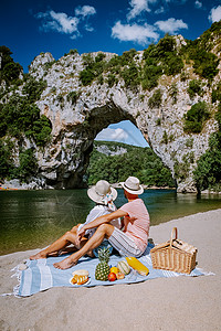 法国 Ardeche 法国河边海滩上的情侣 法国 Ardeche 峡谷'arc 的 Narural 拱门景观 假期 娱乐背景图片