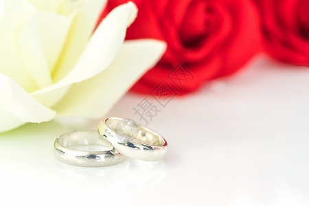 红玫瑰和白色的结婚戒指 婚姻 宝石 开花 仪式 已婚图片