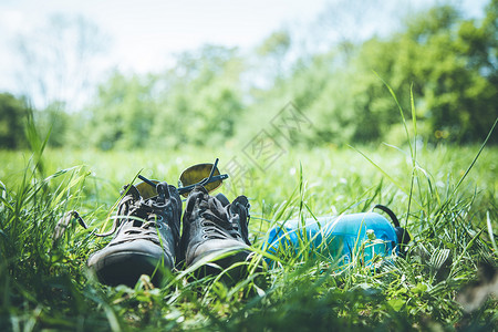暑假 蓝色水瓶和绿色草地灰色鞋 复制空间 空余时间 瓶子背景图片