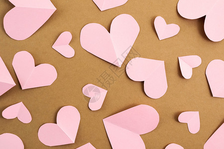 粉红心纸情人节背景 工艺背景上的粉红心 情人节的概念 明信片和祝贺的布局 平面布局背景